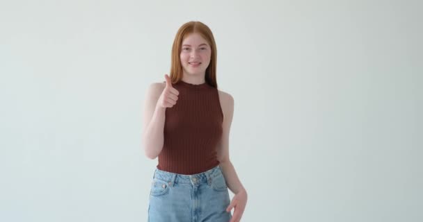 Una Adolescente Representada Con Una Sonrisa Radiante Mostrando Gesto Pulgar — Vídeos de Stock