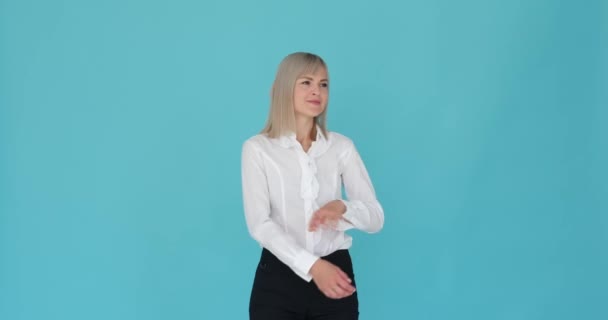Zelfverzekerde Zakenvrouw Wordt Afgebeeld Met Haar Armen Gekruist Een Serene — Stockvideo