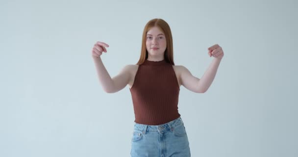 Nastoletnia Dziewczyna Jest Portretowana Zapraszając Widzów Polubienia Subskrypcji Białym Tle — Wideo stockowe