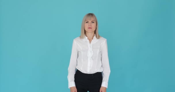 Mulher Negócios Caucasiana Parece Visivelmente Assustada Com Cenário Azul Calmante — Vídeo de Stock