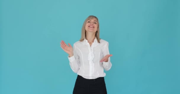 Fröhliche Frau Applaudiert Begeistert Vor Heiterem Blauem Hintergrund Ihr Strahlendes — Stockvideo