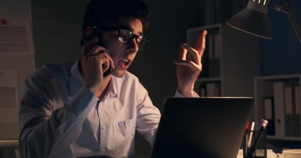 Ein Entschlossener Manager Wird Telefonverhandlungen Vertieft Gesehen Mit Ernstem Und — Stockvideo