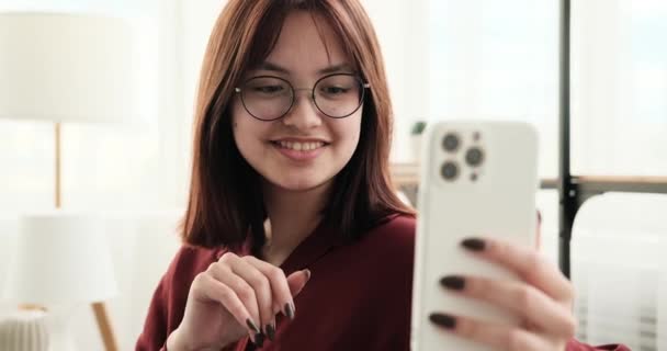 Siedząc Kanapie Salonie Nastolatka Wykorzystuje Telefon Rozmowy Wideo Prowadząc Kimś — Wideo stockowe