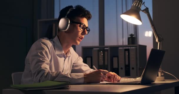 Geschäftsmann Mit Kopfhörer Ist Sehen Wie Seinen Laptop Für Ein — Stockvideo