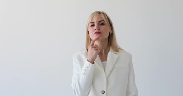 Auf Weißem Hintergrund Sieht Man Eine Zierliche Frau Deren Gesichtsausdruck — Stockvideo