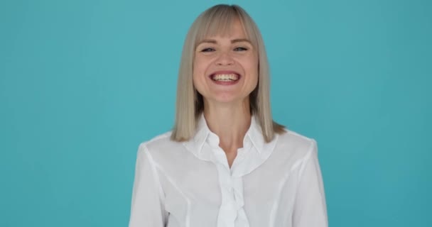 Retrato Uma Mulher Alegre Com Sorriso Radiante Fundo Azul Sereno — Vídeo de Stock