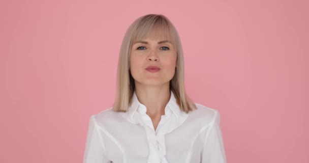 Působivý Portrét Atraktivní Podnikatelky Půvabném Růžovém Pozadí Důvěrou Vyrovnaností Vyzařuje — Stock video