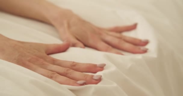 Kvinnliga Händer Ses Tätt Klämma Fast Överkastet Sängen Belysningen Ger — Stockvideo