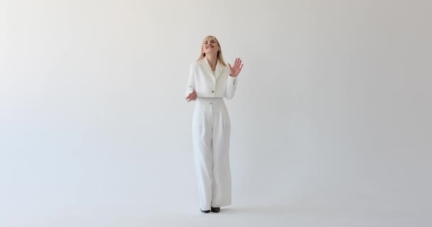 Energisk Kvinna Ses Ren Vit Bakgrund Dansande Med Entusiasm Hennes — Stockvideo