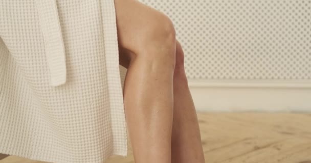 Zářící Běloška Oblečená Útulném Županu Stojí Koupelně Nádherně Masíruje Krém — Stock video