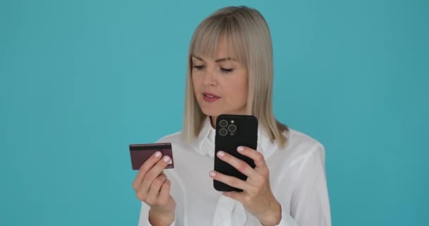 Die Geschäftsfrau Wird Mit Kreditkarte Und Telefon Gezeigt Wie Sie Stockvideo