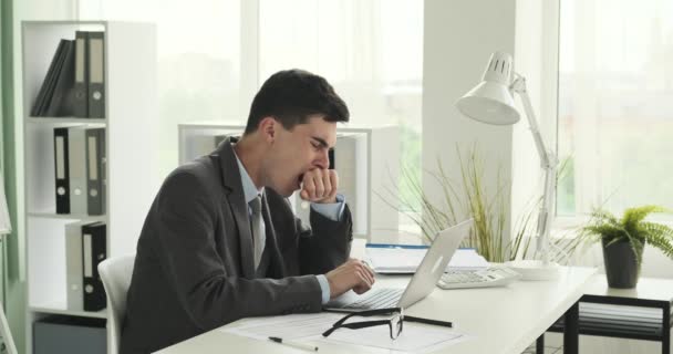 Κουρασμένος Επιχειρηματίας Χασμουριέται Και Τεντώνεται Στο Γραφείο Εργασίας Κουραστική Έκφραση — Αρχείο Βίντεο