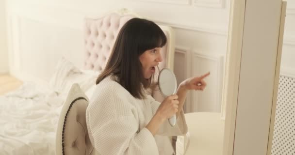 Amusing Woman Seen Singing Vanity Dressed Robe Her Playful Demeanor — Stock Video