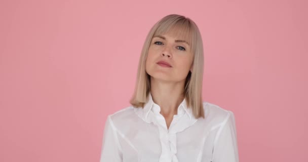 Portrét Seriózní Odhodlané Podnikatelky Růžovém Pozadí Její Sebejistý Výraz Soustředěný — Stock video