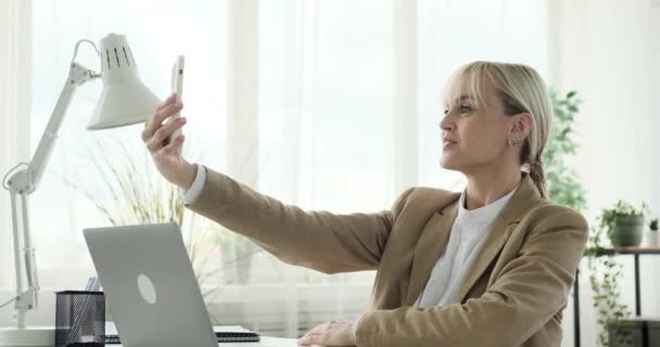 Mujer Alegre Felizmente Participando Una Videollamada Usando Teléfono Lugar Trabajo — Vídeos de Stock