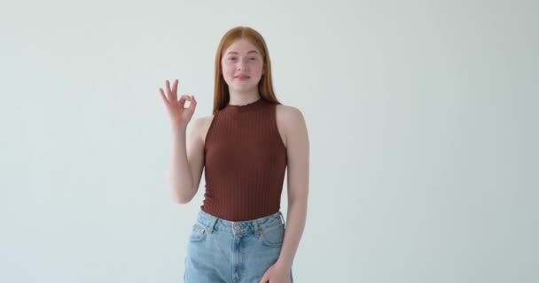 Une Fille Aux Cheveux Roux Est Représentée Montrant Geste Avec — Video