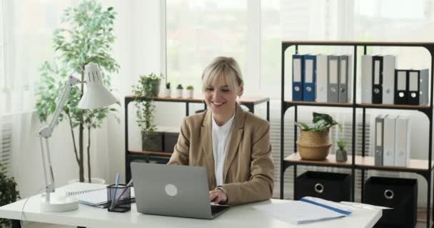 Mutlu Bir Kadını Ofiste Dizüstü Bilgisayarıyla Çalışırken Görülüyor Neşeli Havası — Stok video