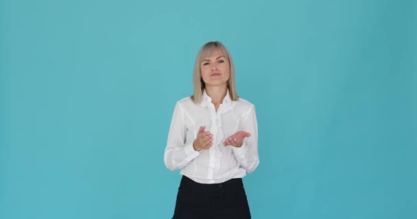 一个无聊的白人女人在平静的蓝色背景下单调乏味地拍手 她那呆板的表情和毫无灵感的掌声传达出一种厌烦感 — 图库视频影像