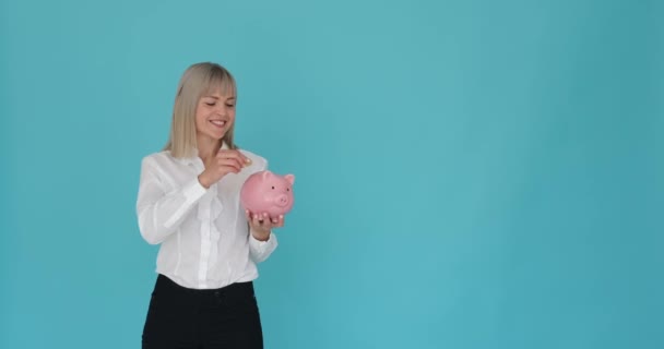 Inteligentní Žena Viděna Jak Dává Minci Prasečí Banky Poklidném Modrém — Stock video