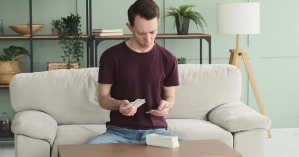Obývacím Pokoji Zobrazen Běloch Hluboce Zamyšlený Když Počítá Peníze Stole — Stock video