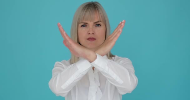 Man Sieht Die Frau Dabei Wie Sie Vor Heiterem Blauem — Stockvideo