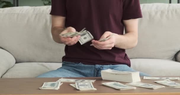 Soustředí Muže Který Počítá Peníze Jeho Ruce Pohybují Přesností Přesností — Stock video