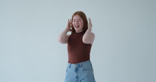 Uma Adolescente Feliz Mostrada Expressando Alegria Exclamando Wow Fundo Branco — Vídeo de Stock