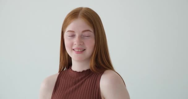 Uma Adolescente Ruiva Capturada Com Sorriso Brilhante Riso Saudável Fundo — Vídeo de Stock