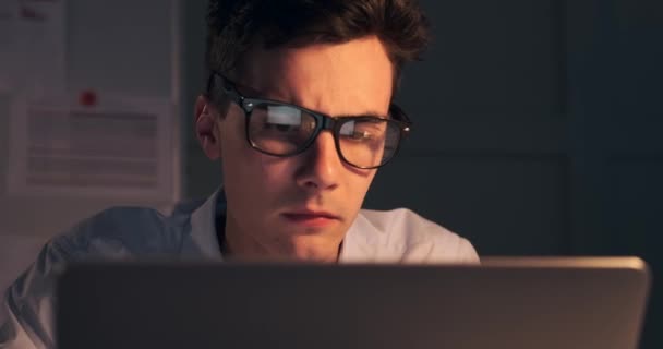 Hombre Negocios Centrado Capturado Retrato Mientras Trabaja Diligentemente Con Computadora — Vídeos de Stock