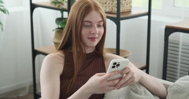 Cautivadora Adolescente Pelirroja Está Absorta Teléfono Intercambiando Mensajes Texto Con — Vídeos de Stock
