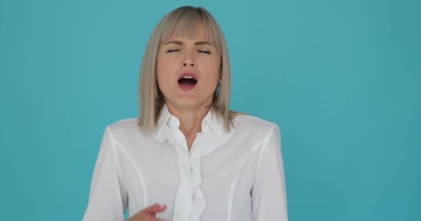 Втомлена Жінка Бачить Позіхання Розтягування Тихому Синьому Фоні Втомлений Вираз — стокове відео