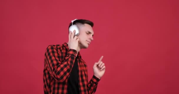 Kaukasischer Mann Auf Rotem Grund Umarmt Die Macht Der Musik — Stockvideo