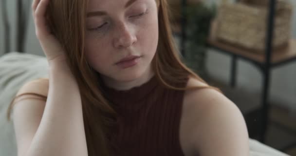 Uma Adolescente Representada Sentada Sofá Sala Estar Com Uma Expressão — Vídeo de Stock