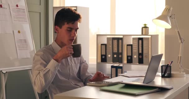 Důvěryhodný Podnikatel Viděn Obratně Pomocí Kalkulačky Zatímco Popíjí Kávu Rozhodným — Stock video