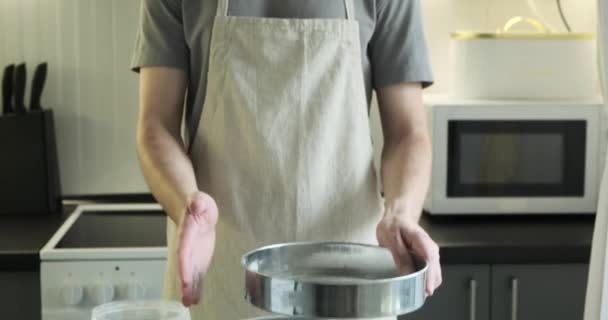 Kabiliyetli Kafkasyalı Şef Mutfaktaki Süzgeçten Güzel Bir Şekilde Geçirir Önlük — Stok video