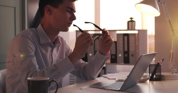 Сосредоточенный Бизнесмен Работает Над Ноутбуком Пальцы Двигаются Клавиатуре Демонстрируя Эффективность — стоковое видео