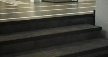 Yüksek topuklularla süslenmiş bacaklar zarif bir şekilde merdivenlerden aşağı iniyor. Topukluların tıkırtısı uzayda yankılanıyor ve sahneye karmaşıklık havası katıyor..