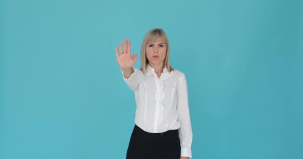 Ukazuje Žena Tísni Dělá Zastavené Gesto Rukou Poklidném Modrém Pozadí — Stock video