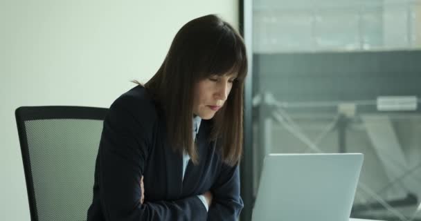 Modern Bir Ofiste Özenle Çalışan Ciddi Sakin Bir Kadını Odaklanmış — Stok video
