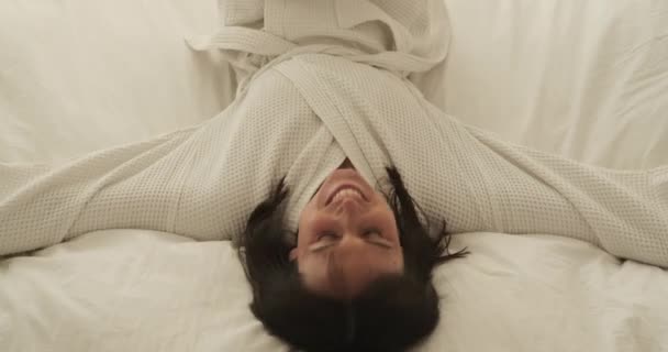 Mutlu Kadın Neşeli Bir Gülümsemeyle Neşeyle Yatağa Düşerken Görülüyor Onun — Stok video
