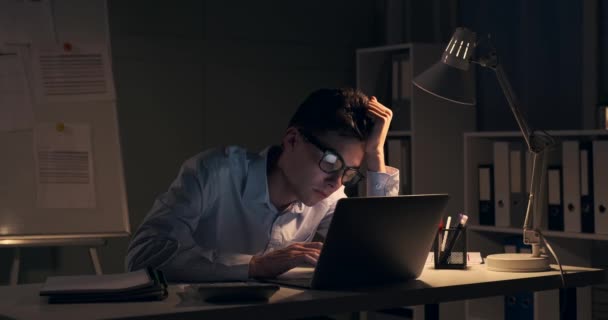 Εξουθενωμένος Επιχειρηματίας Φαίνεται Υποκύπτει Στην Κούραση Καθώς Καταρρέει Στο Γραφείο — Αρχείο Βίντεο