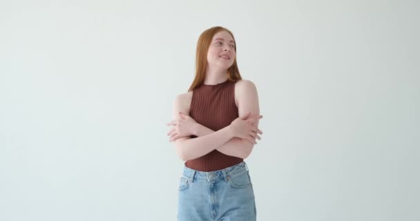 Portrait Captivant Présente Une Adolescente Caucasienne Souriante Sur Fond Blanc — Video