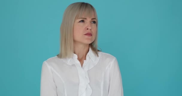Porträtt Ledsen Kvinna Mot Fridfull Blå Bakgrund Hennes Nedslagna Uttryck — Stockvideo