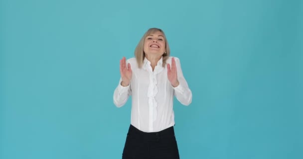 Удовлетворенная Женщина Радостно Аплодирует Безмятежном Синем Фоне Выражение Содержания Восторженные — стоковое видео