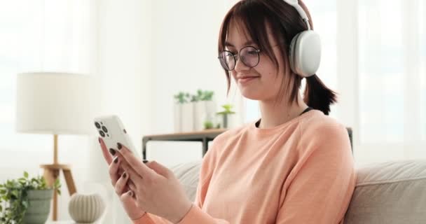 Nastolatka Przepełniona Radością Rozkoszą Słucha Muzyki Przez Słuchawki Angażując Się — Wideo stockowe