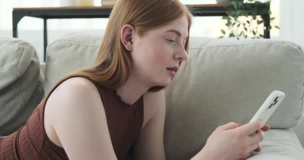 Een Blanke Tiener Meisje Wordt Gevangen Sms Haar Telefoon Met — Stockvideo