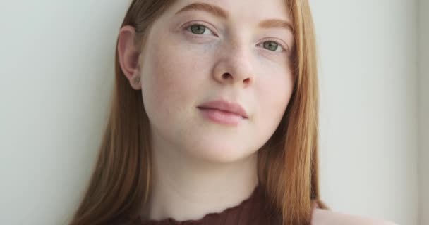 Dieses Fesselnde Porträt Zeigt Ein Atemberaubendes Rothaariges Teenager Mädchen Das — Stockvideo