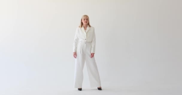 Μια Αποφασισμένη Και Συγκροτημένη Γυναίκα Στέκεται Ένα Καθαρό Λευκό Φόντο — Αρχείο Βίντεο