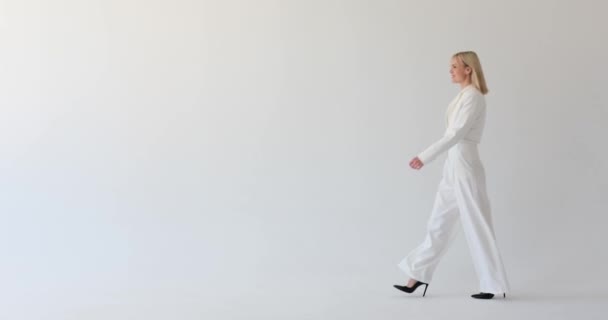 Mujer Fondo Blanco Limpio Vestida Con Traje Profesional Saludando Calurosamente — Vídeo de stock