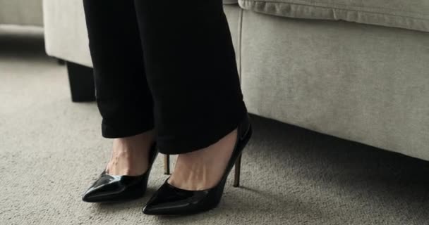 Egy Közeli Kép Egy Üzletasszony Lábáról Amint Leveszi Cipőjét Kényelmesen — Stock videók